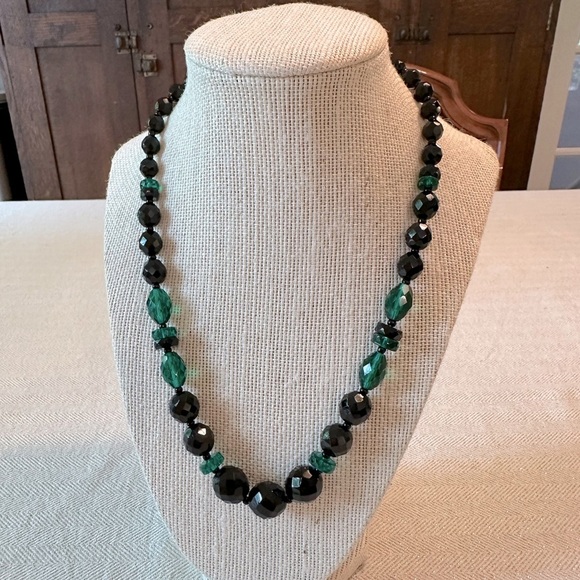 Vintage Jet Black & Emerald Green Faceted Beaded Necklace Lucite - Picture 6 of 12